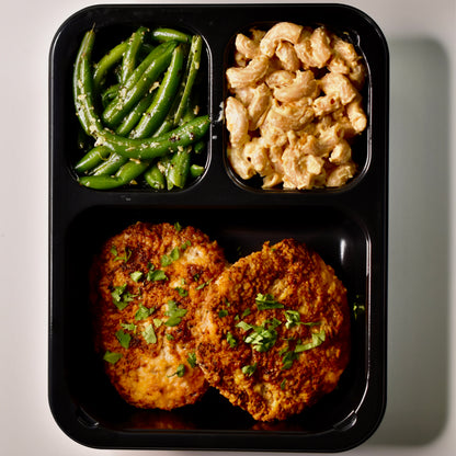 Blackened Chicken Burger, Garlic Green Beans, Protein Macaroni & Cheese