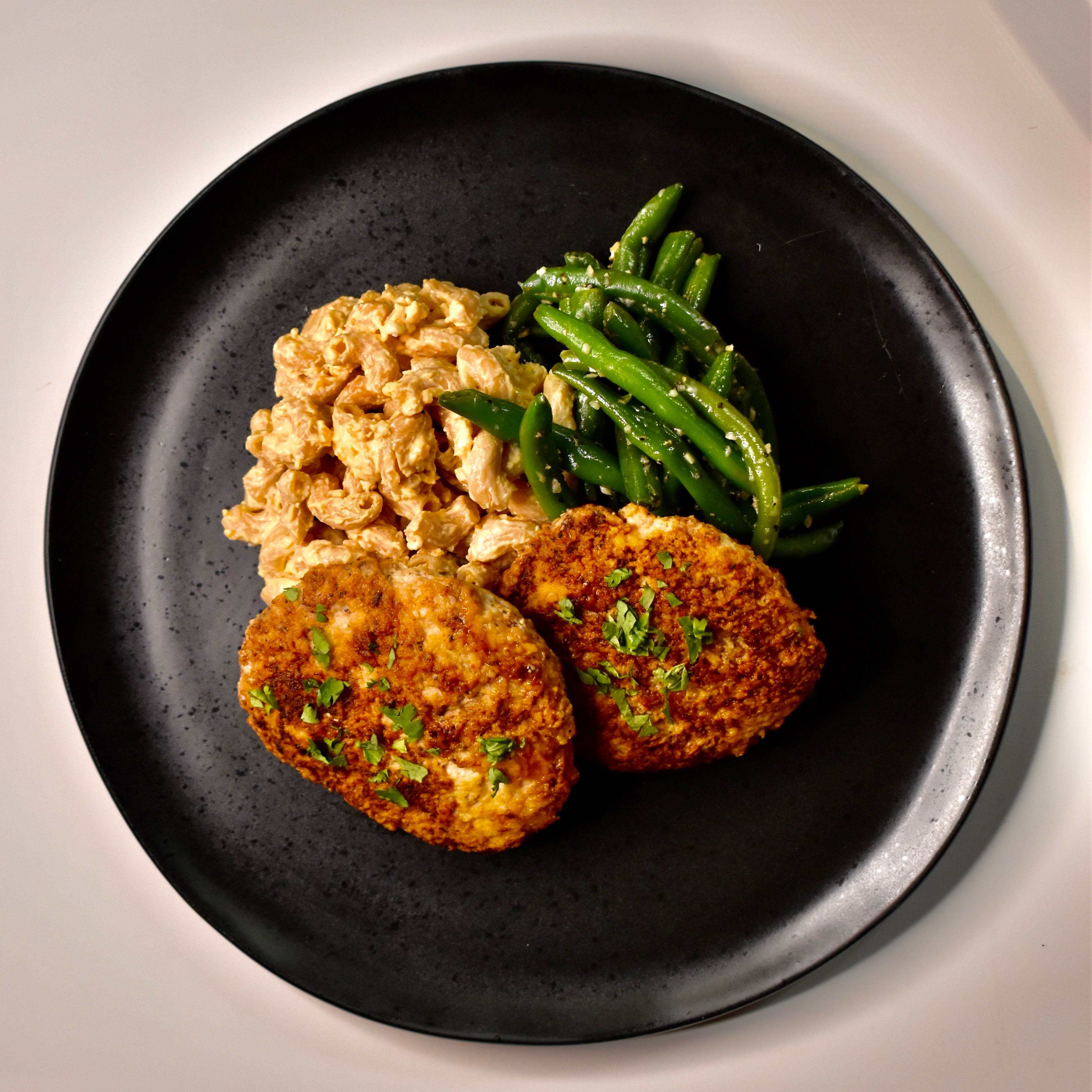 Blackened Chicken Burger, Garlic Green Beans, Protein Macaroni & Cheese